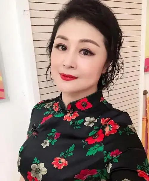 谢大脚于月仙近照发福涂红唇抹厚粉48岁活的像58岁大妈