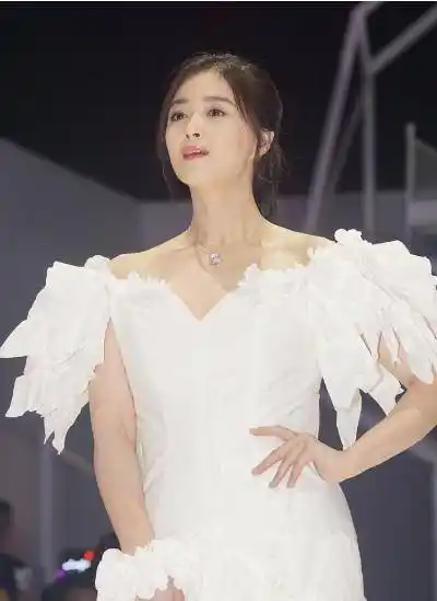 蒋欣近照胖到140斤?膀宽腰圆太壮实,下巴都要胖没了_好身材_明星_机场