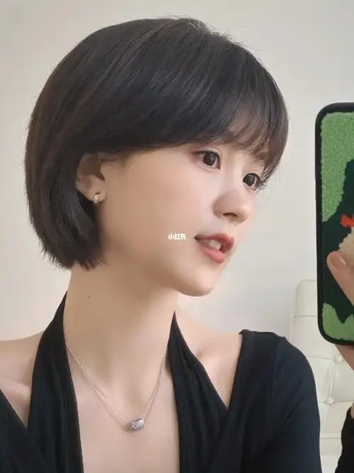 自己修剪的刘海短发女生也可以性感可爱07