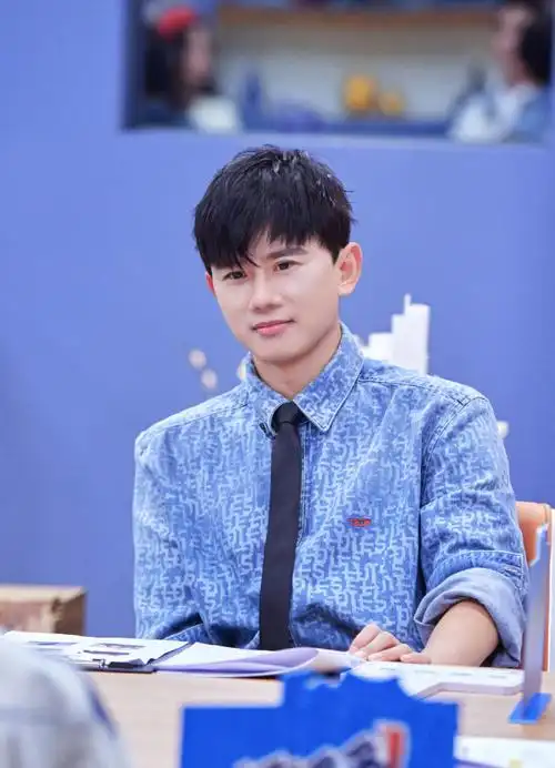 张杰字母印花牛仔衬衫造型##张杰令人心动的offer四宫格剧照