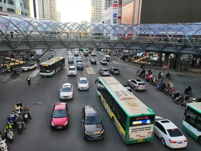 昆明又添一座功能完善的步行天桥