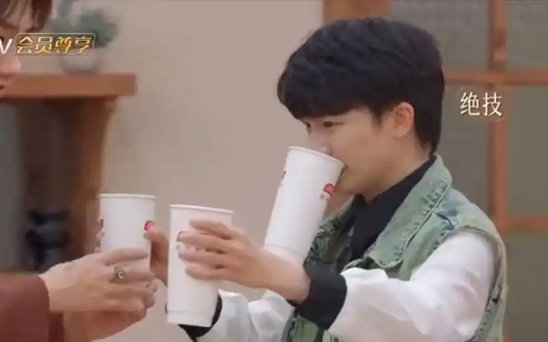 【周深】深深叼水杯好像小孩子
