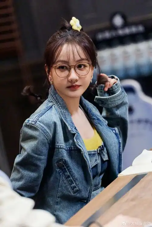 【《#大侦探游乐园惊魂#》高清剧照】之蓉客服@杨蓉:  外外外星人运动