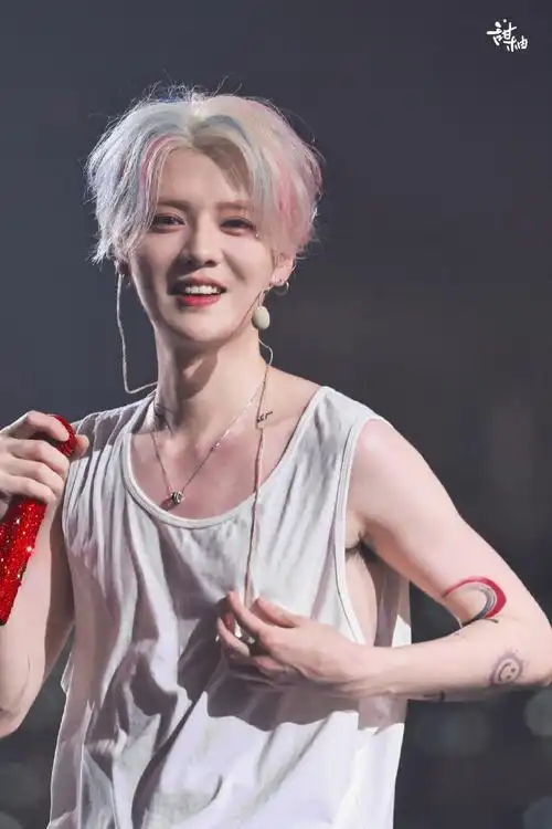 鹿晗的泪钻#大家都能充分的意识到鹿鹿的珍贵和可爱!