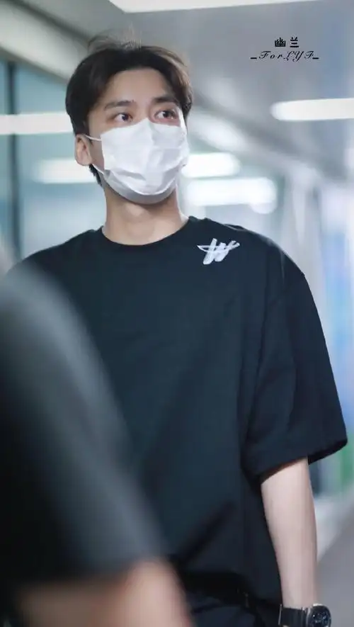 李易峰海口出发飞抵北京机场街拍大明星变身成功