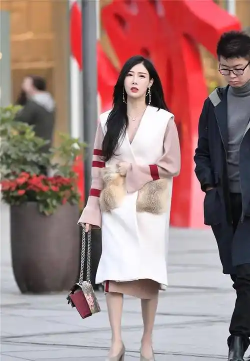 灰色长筒袜配灰色高跟鞋,灰褐色连衣裙和无袖毛呢外套_美女_款式_效果