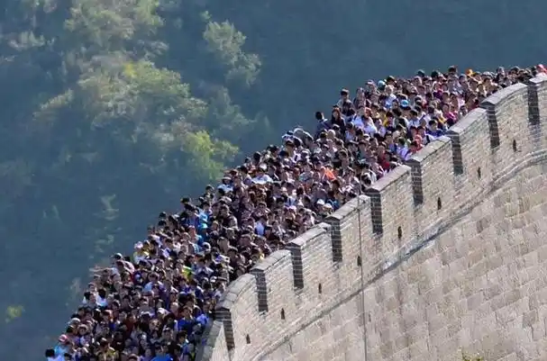 长城人山人海 网友:3分钟走2步