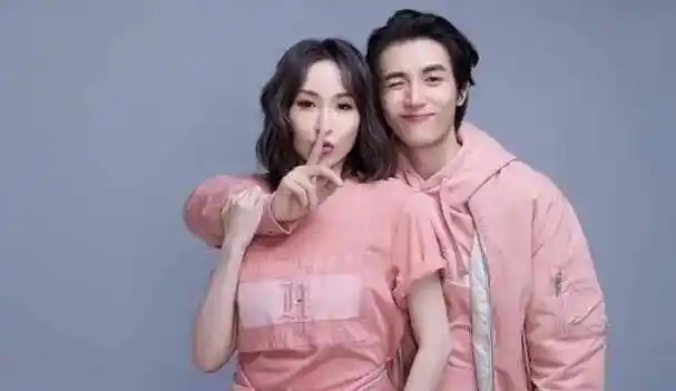 萧亚轩凌晨发文,头发凌乱,状态不佳:谢谢你,你的一切,再见_黄皓_天后