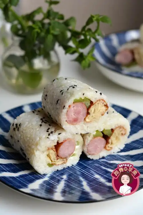 香肠粢饭团:糯米饭卷一卷,超有料的营养早餐