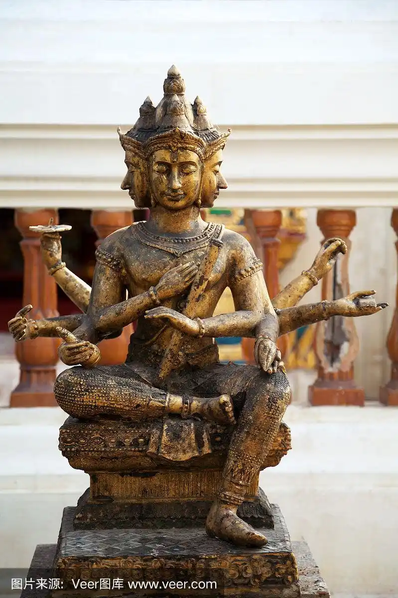 印度教梵天金破旧的旧雕像.印度传统雕塑