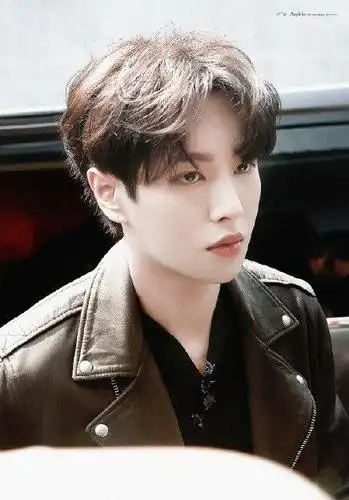 再给大家看看这个侧面,桂花中分造型,非常帅气,加上淡淡的妆容,颜值