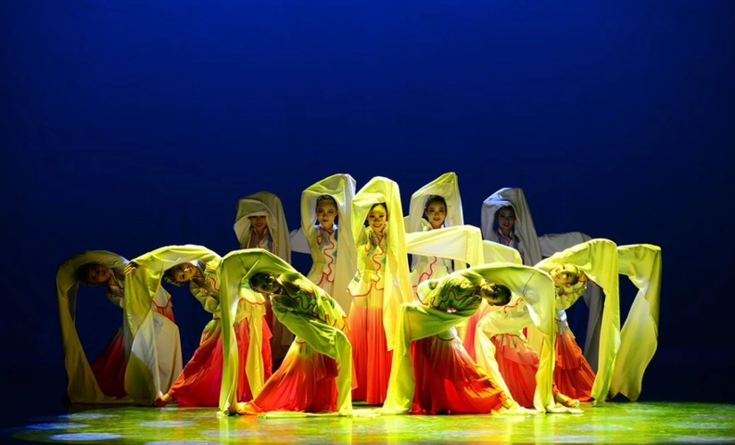 让其符合当前舞台元素的展示特色,更符合人们对于艺术舞台演出服装