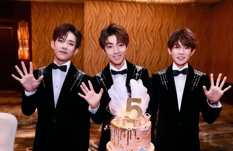 tfboys组合出道八周年粉丝庆祝三个人不同框发表自己的祝福