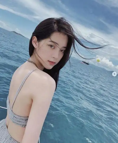 欧阳娜娜泳装写真,发育太好!