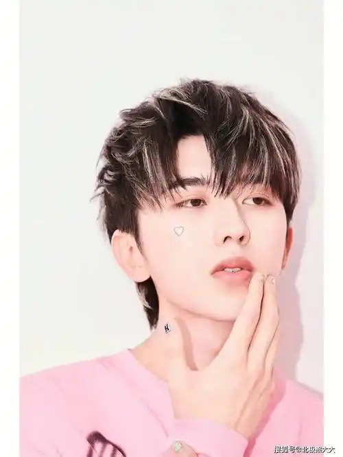 蔡徐坤逼女粉丝强制打胎,蔡母微信语音曝光,母子俩都不是好东西_女生