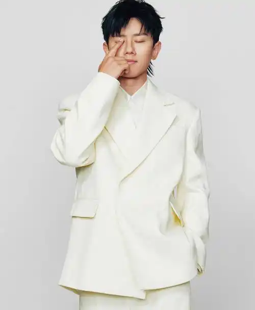 张杰首次登上《费加罗男士》封面,黑白西装皮裤,太酷了!