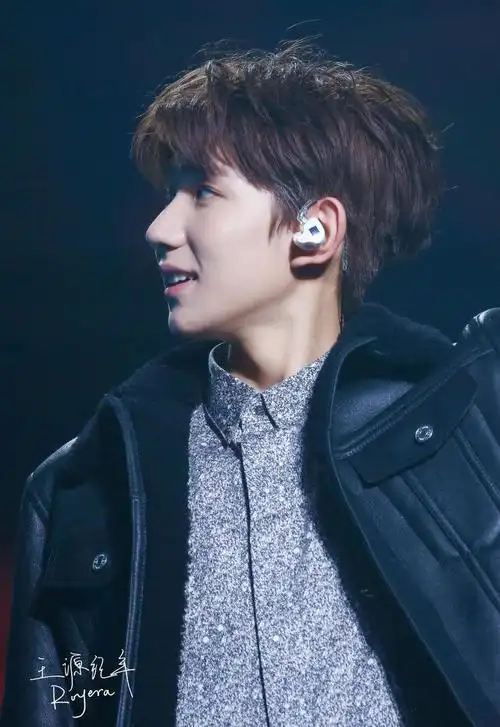 「tfboys」「新闻」240208 感动瞬间:王源演唱会上的深情告白,点亮