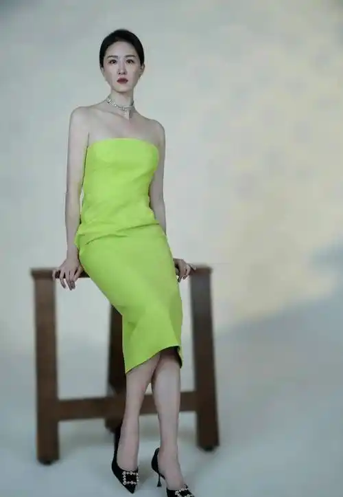 张雯绿色抹胸连衣裙璀璨登场,优雅魅力引爆时尚新风尚!