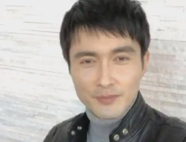 高伟光素颜开出镜,无美颜镜头下看起来老十岁!