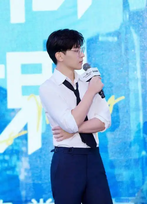 邓伦昨日现身兰州品牌活动现场 金丝边眼镜斯文霸总上线营业