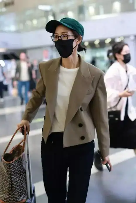 张钧甯白t灰外套亮相北京机场身材比例超棒