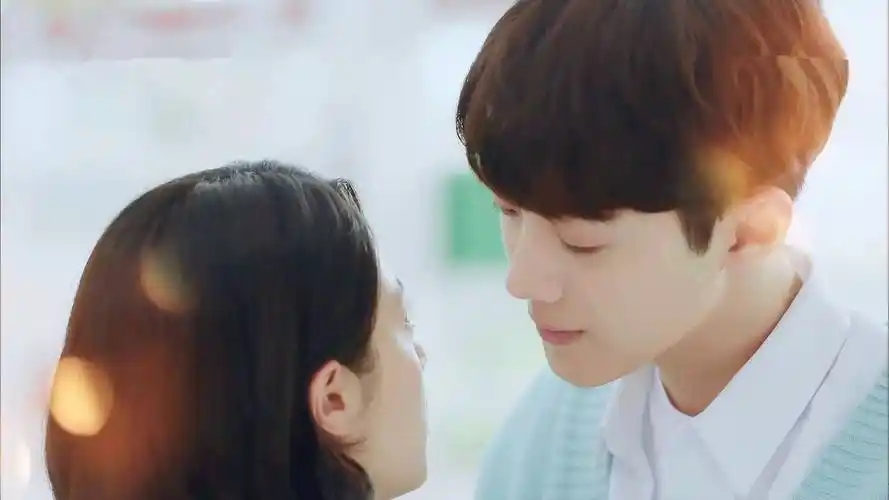 初恋那件小事:梁又年主动索吻,夏淼淼搂住狂亲,画面太甜蜜了