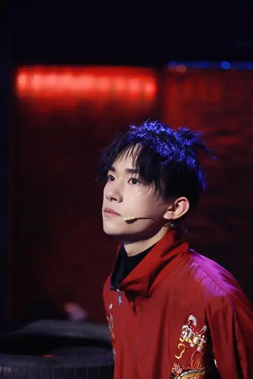 易烊千玺《街舞》选人用策略 冷静稳重展队长风范