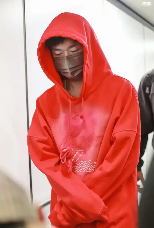 易烊千玺二十冠岁朝暮锦程##易烊千玺手腕上画千纸鹤