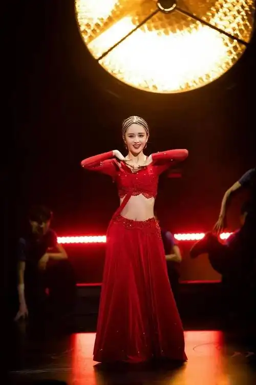 38岁佟丽娅最新舞台照超美艳红衣似火性感热辣