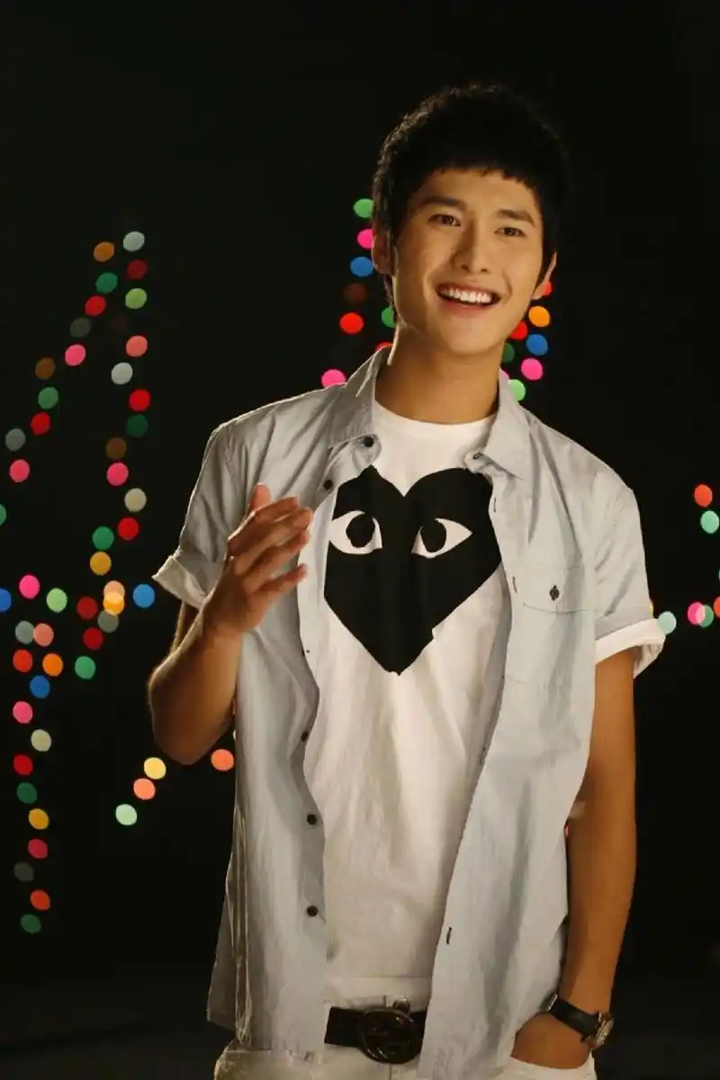 我发现了一个大秘密!原来朱梓骁是因为没戏拍才去直播的😲!