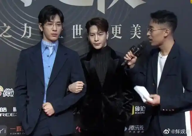 王嘉尔挽着井柏然走红毯