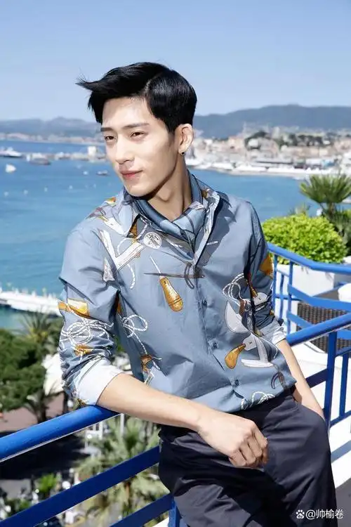 娱乐圈留长发却不"娘"的8位男明星,个个五官硬朗,野性又帅气