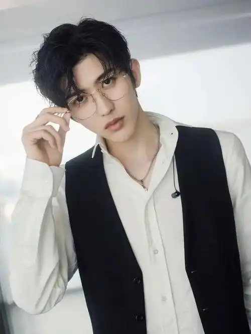 蔡徐坤风波后首亮相,粉丝夸赞扬名海外被拆穿全自己人_腾讯新闻