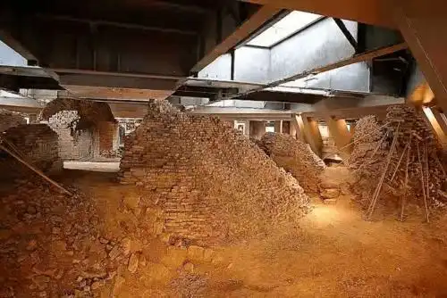 雷峰塔内的断砖残垣惊艳天下