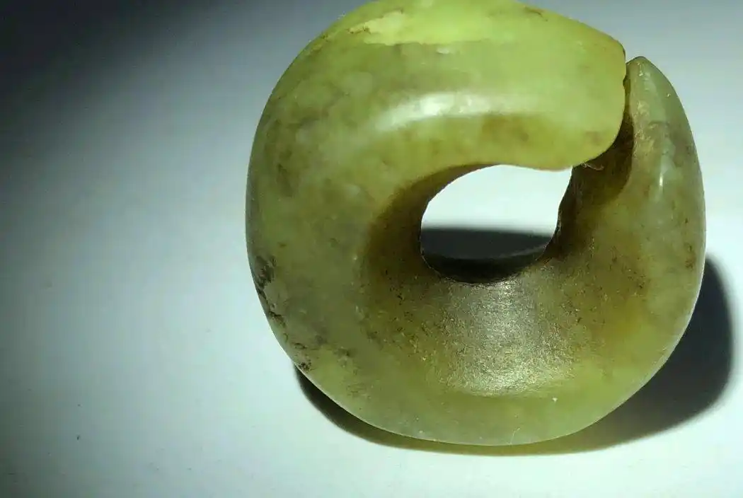 红山玉珏,典型孔道