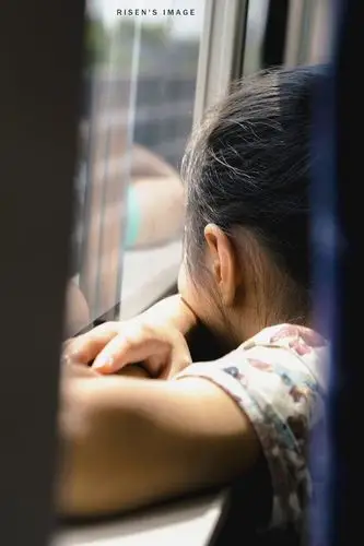 出神地望着窗外的风景,也许她在想山的那边海的那边有没有一群蓝精灵