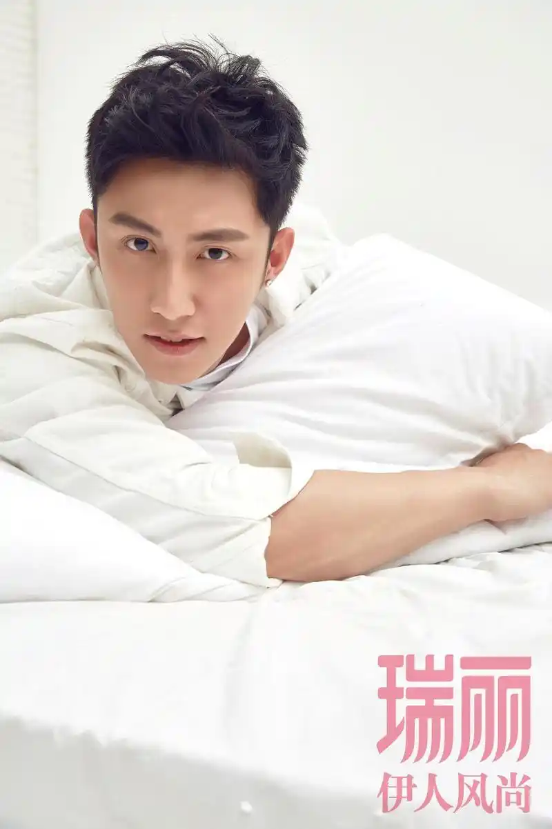 黄景瑜演绎少年白衬衫 还原真实自我