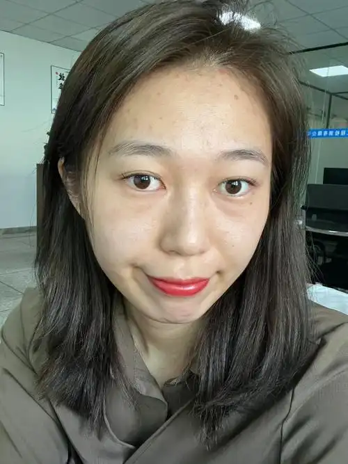 苹果原相机,素颜(有涂口红96)95其实每个人都是普通人,有条件的