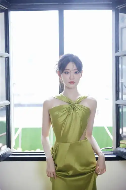 祝绪丹缎面飘带裙##祝绪丹翡羽绿坠感长裙