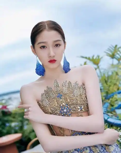 关晓彤撞上张雪迎同穿镂空裙走红毯风格差距却这么大