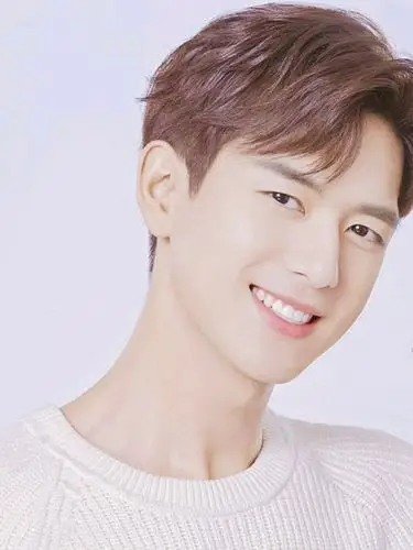 李现,你的笑甜到我心里.