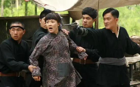 杨志刚《铁梨花》遭伏击 落难变"鼠胆"英雄