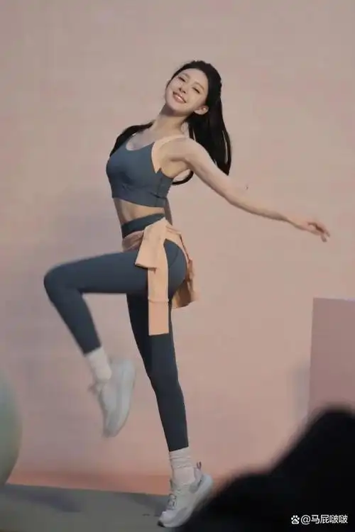 李一桐 ▼李一桐身高165cm,体重只有84斤,她纤细的小蛮腰和丰满颓翘