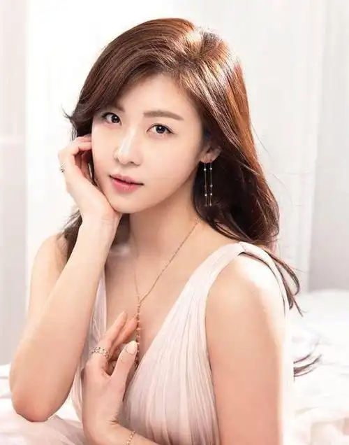 韩国国宝级女演员,32岁与玄彬演情侣走红,40岁很美却还单身