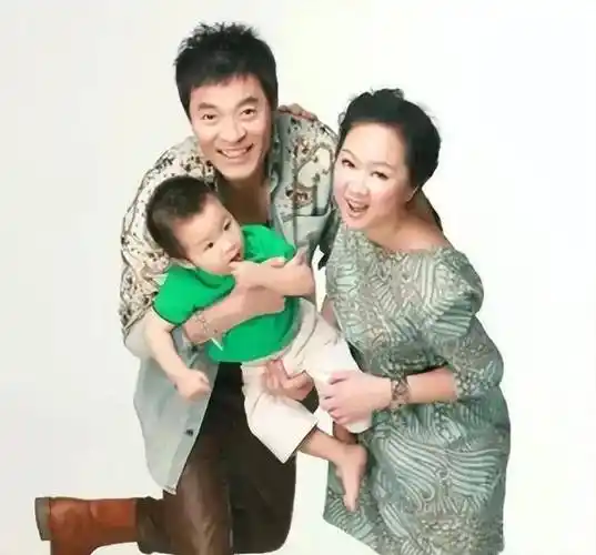 19岁爱上"老渣男",同居7年被甩,现在43岁的她身材发福似蔡明_杨若兮