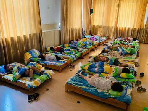 小二班宝宝打卡开学第二天,我们更加喜欢幼儿园啦!