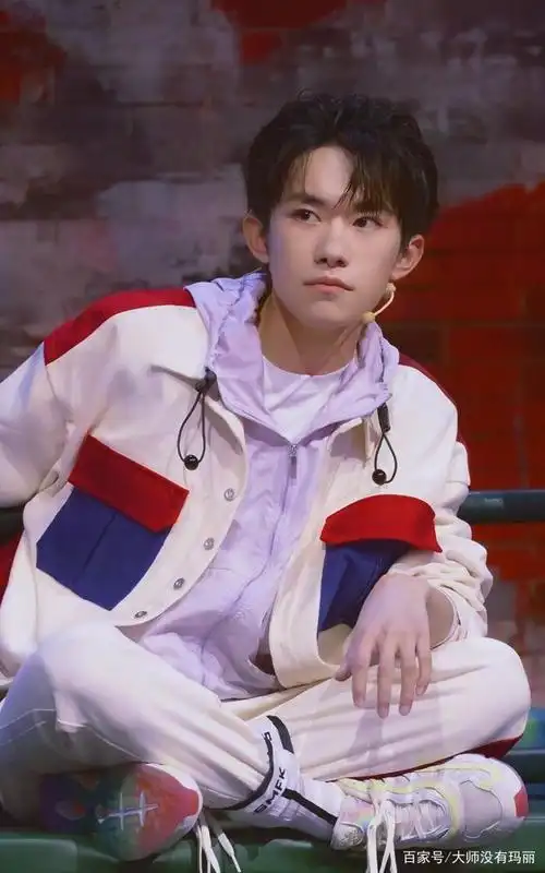 00年出生的易烊千玺:是偶像,是弟弟,是努力的方向