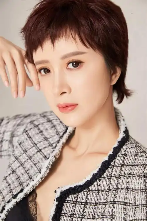 45岁金巧巧不显老,近照气质完胜"孔雀公主",知性优雅|于冬|金巧巧