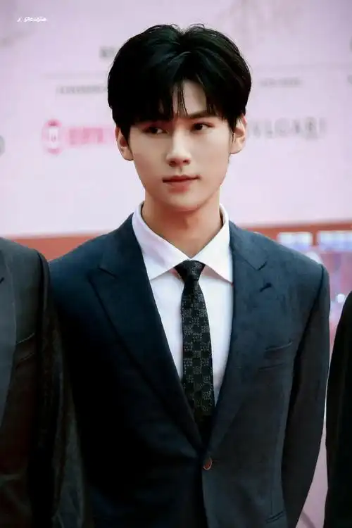 张真源珍珠西装氛围感大片##张真源斜挎珍珠西装大片