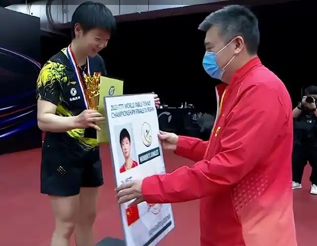 颁奖仪式孙颖莎笑开了花陈幸同落寞马龙直言没想到小胖憋屈